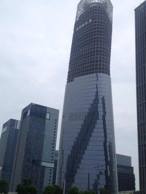 樓層起重機(jī)——超高層幕墻安裝“利器”與建筑幕墻設(shè)計(jì)安裝